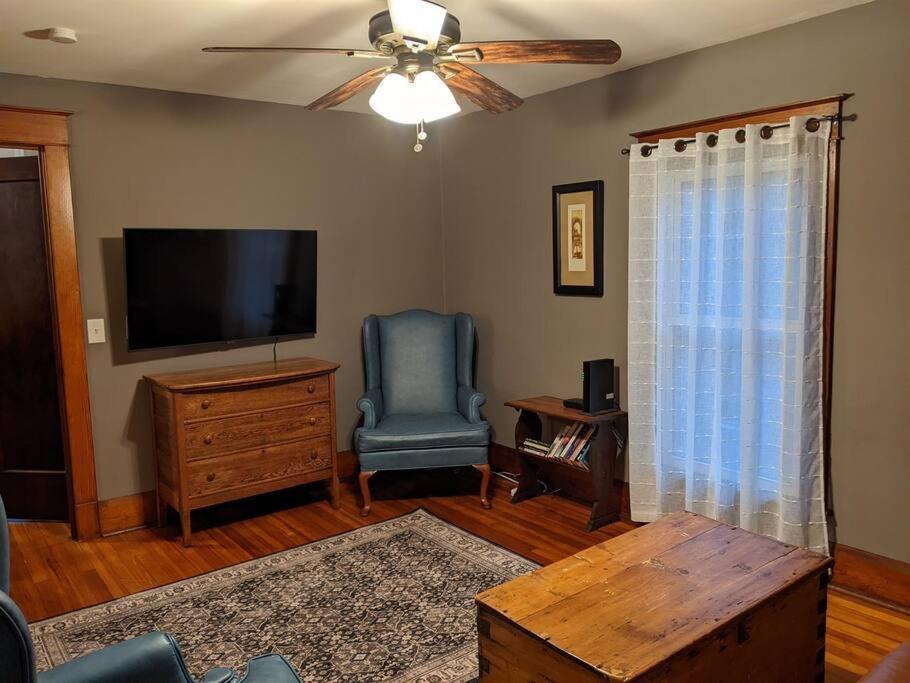 Large Bakery - Downtown Location Apartment Fredonia