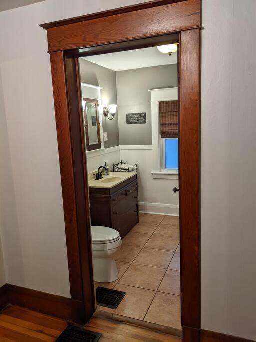Large Bakery - Downtown Location Apartment Fredonia