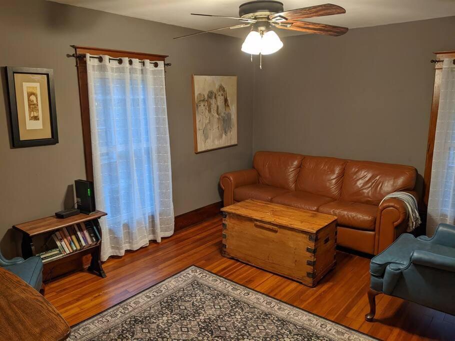 Large Bakery - Downtown Location Apartment Fredonia