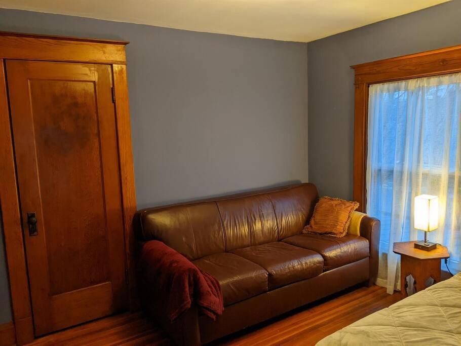 Large Bakery - Downtown Location Apartment Fredonia